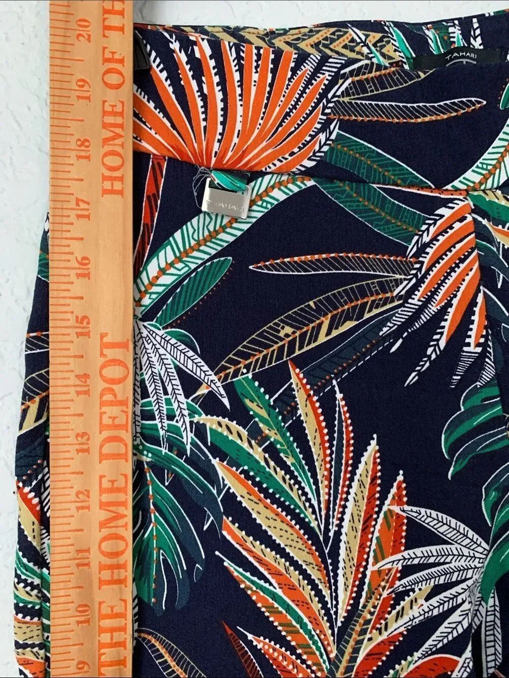 Tahari Navy Tropical Print Women’s Shorts with Green & Orange Palms Size SP - Picture 4 of 8